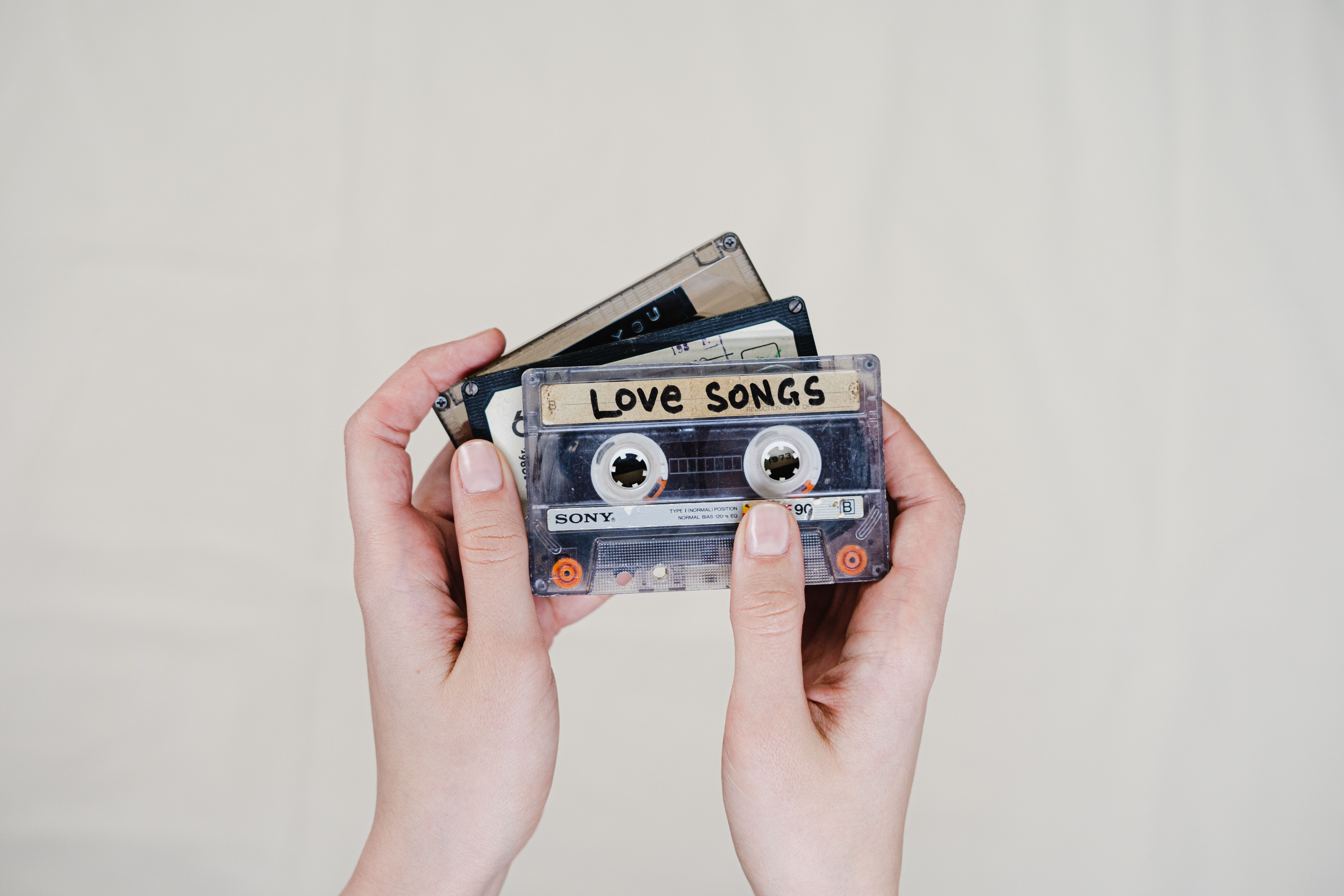 Persona escuchando m&uacute;sica en espa&ntilde;ol