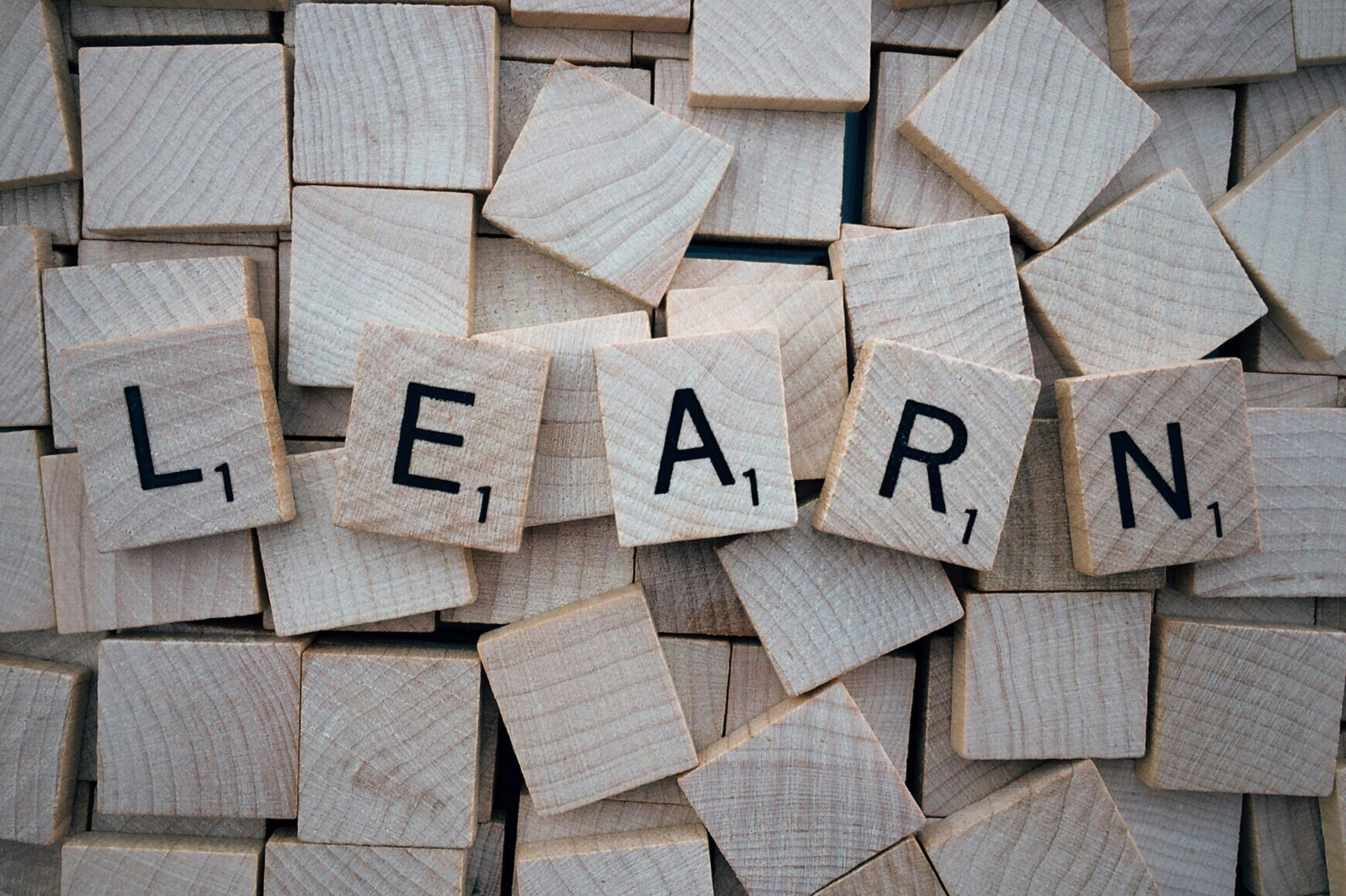 Fichas de letras que forman la palabra LEARN