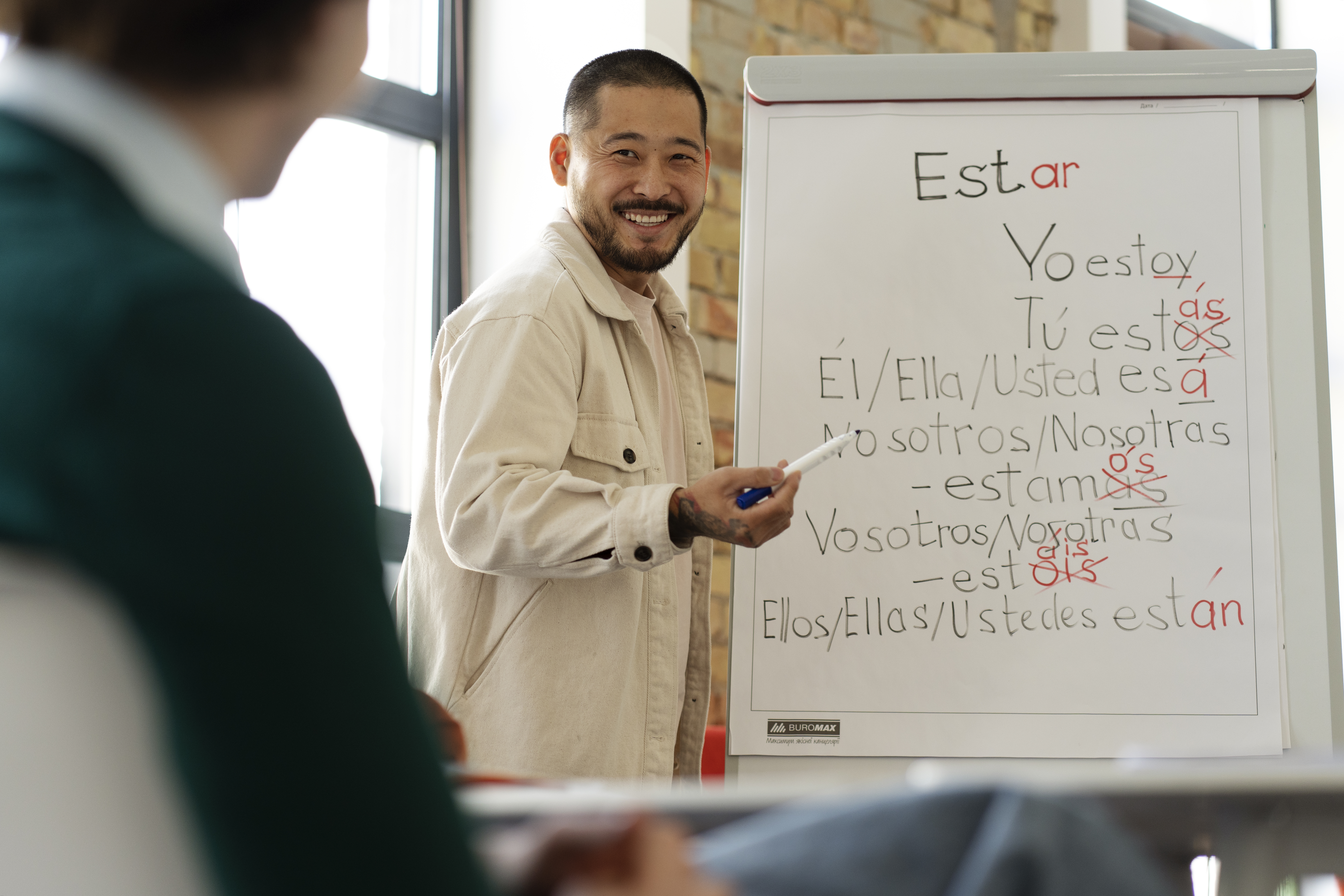 Un profesor corrigiendo gram&aacute;tica de espa&ntilde;ol
